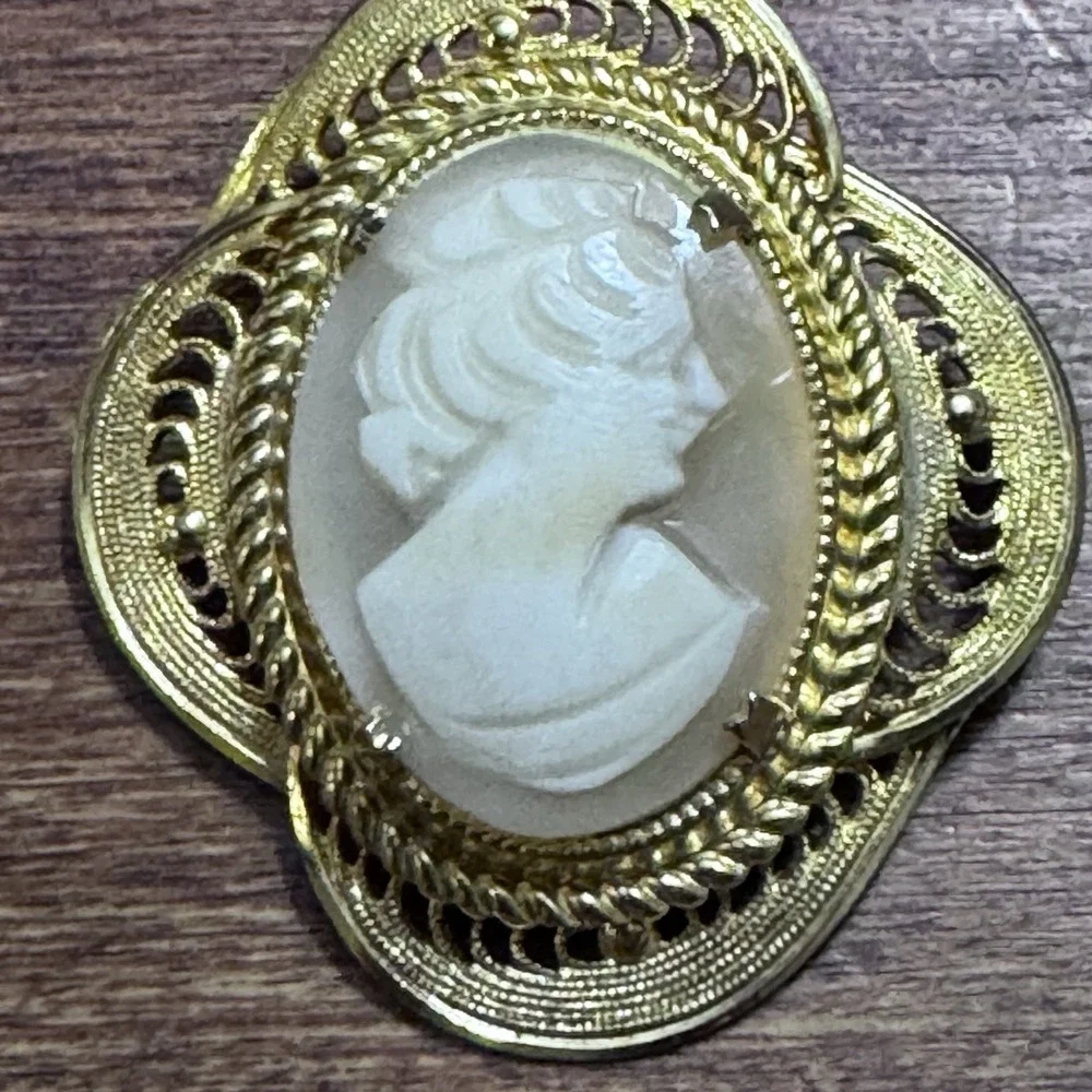 Vintage Gold Toned Cameo Brooch Classical Lady Filigree‎ Frame Victorian Pin